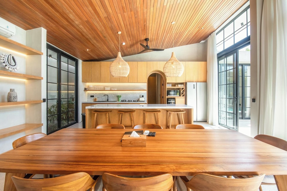 Stylish 5BR Boho Hideaway, 5 Minutes Bingin Beach