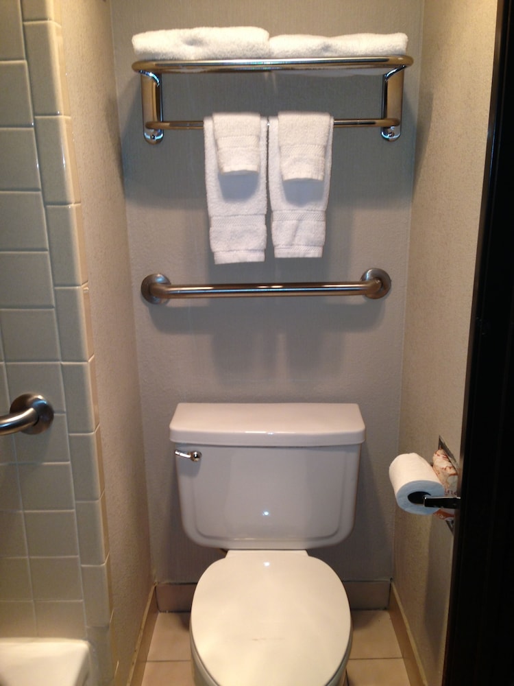 Mount Pleasant Vacations - Executive Inn - Property Image 5