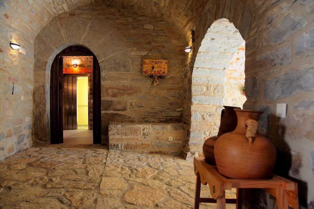 Casas Pirineo Aínsa: Historic Palace & Garden