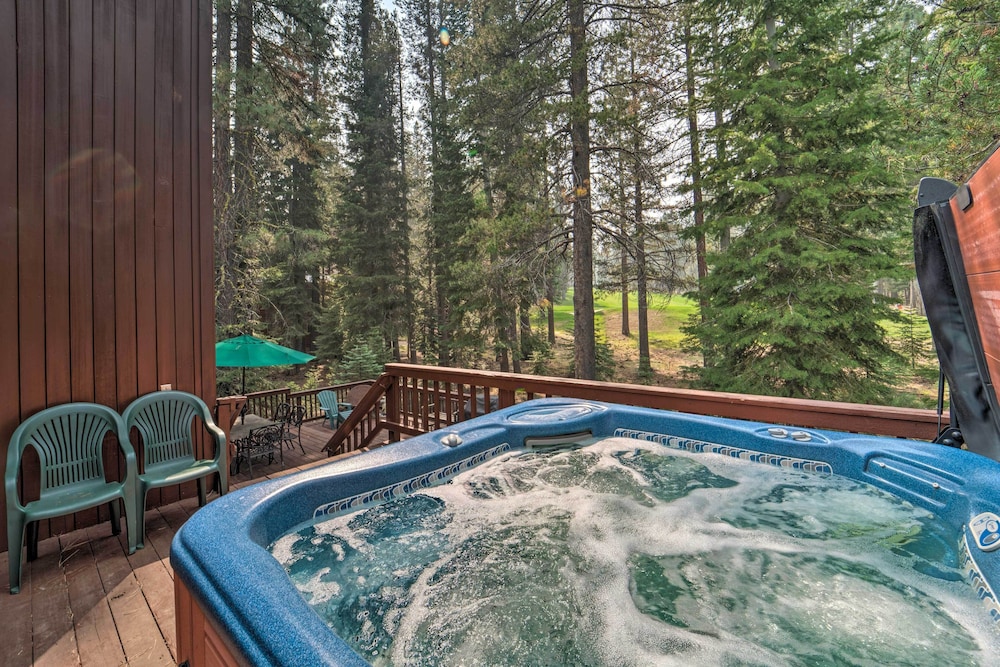 Hot Tub & Deck: Truckee Golf Course Home