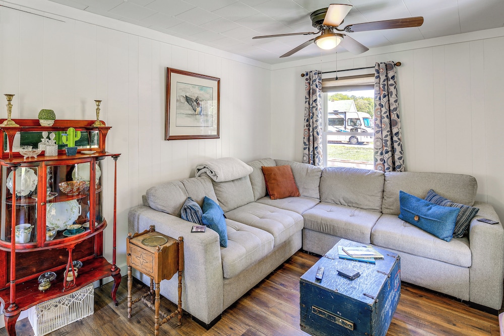 Walk to River & Trails: Cozy Damascus Cottage!