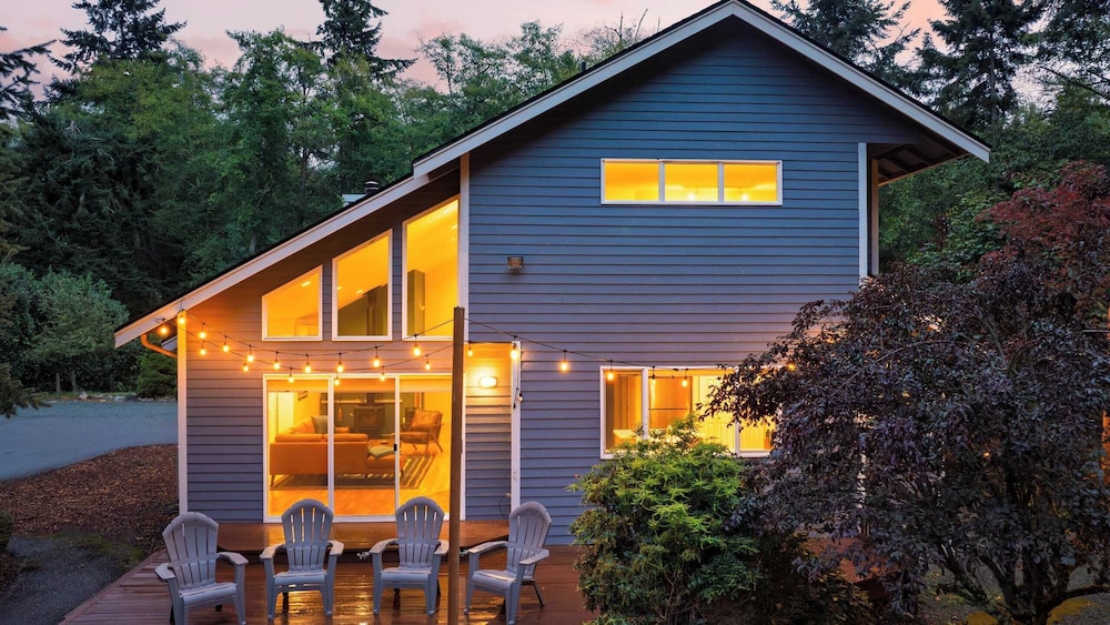 Stylish Forest Getaway on Whidbey Island Near Beaches, Wineries & Trails Cedarview Retreat by Avantstay