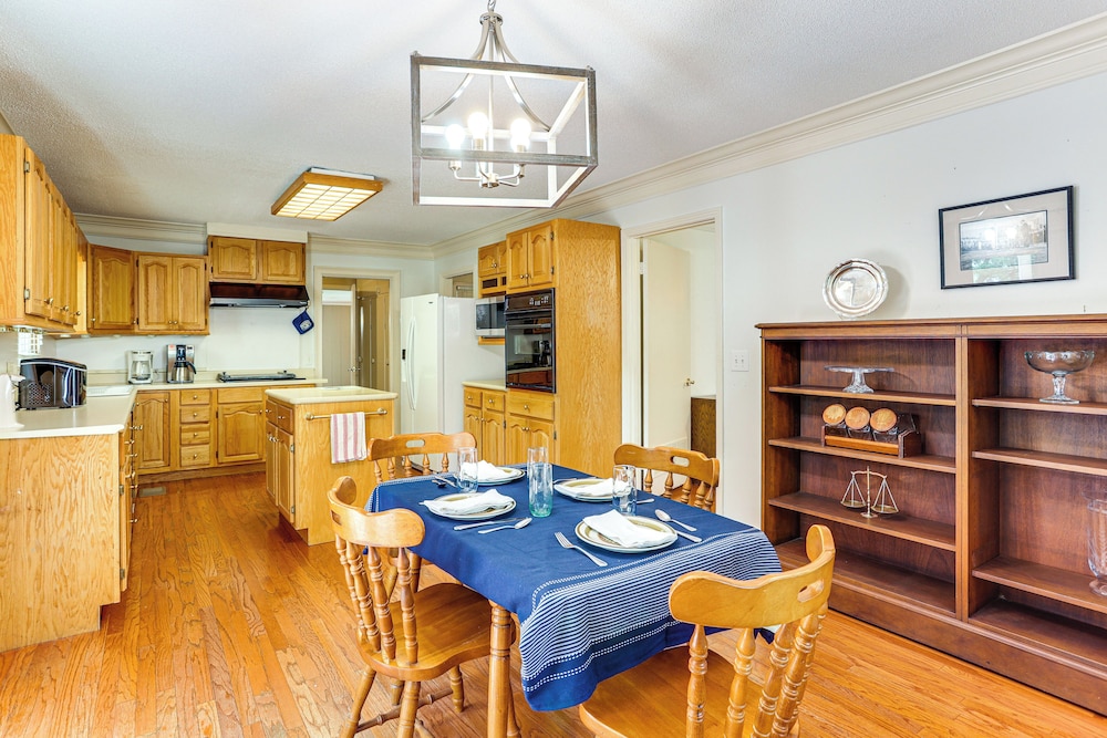 Walk to Dtwn & Freed-hardeman: Home w/ Fenced Yard