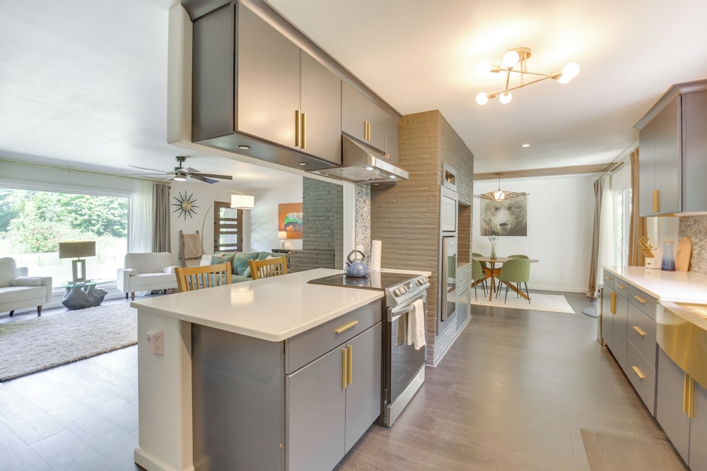 Modern Creekside Retreat 1 Mi to Spirit Mtn Casino