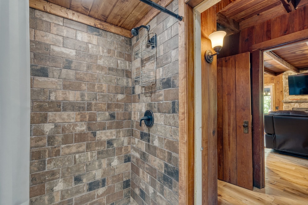 Riverwood Gatlinburg Pigeon Forge Cabin w River Views