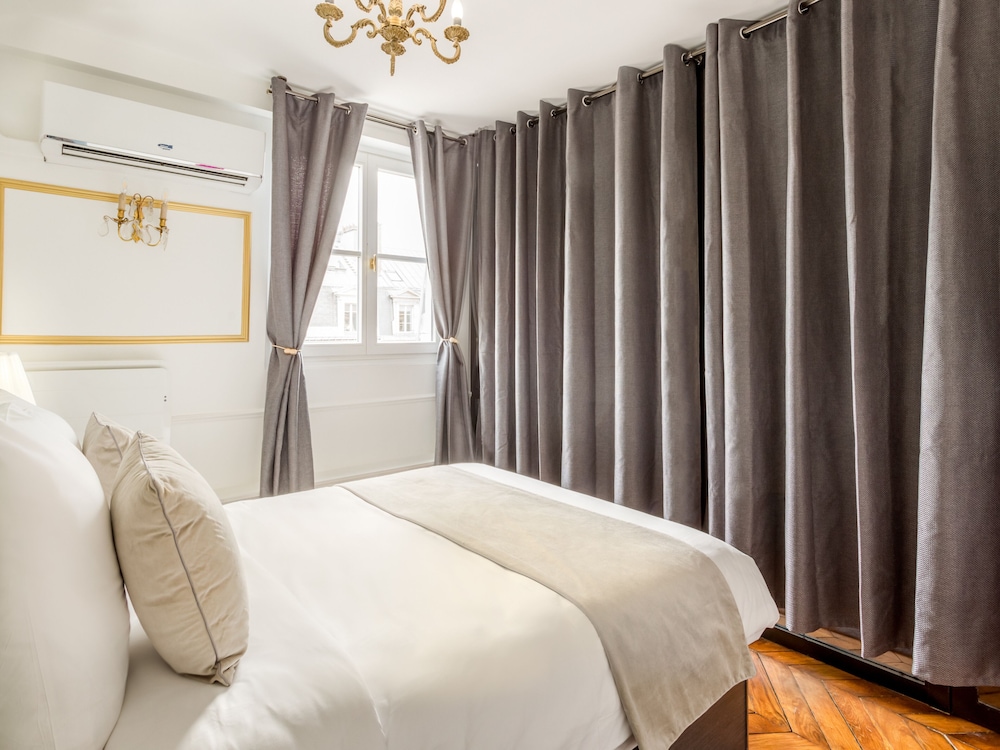 Merveil Luxury Suites - Royale - Saint Honore view