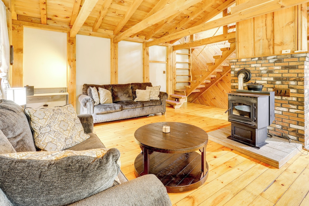 7 Mi to Glens Falls: Peaceful Retreat w/ Game Room