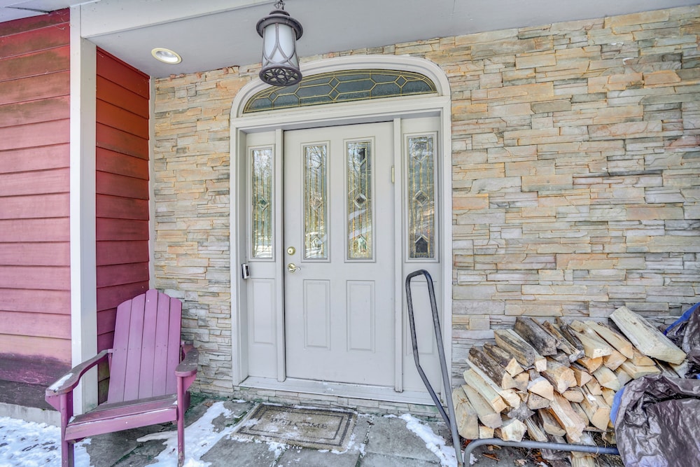 < 1 Mi to Hunter Mtn: Spacious Home w/ Hot Tub!