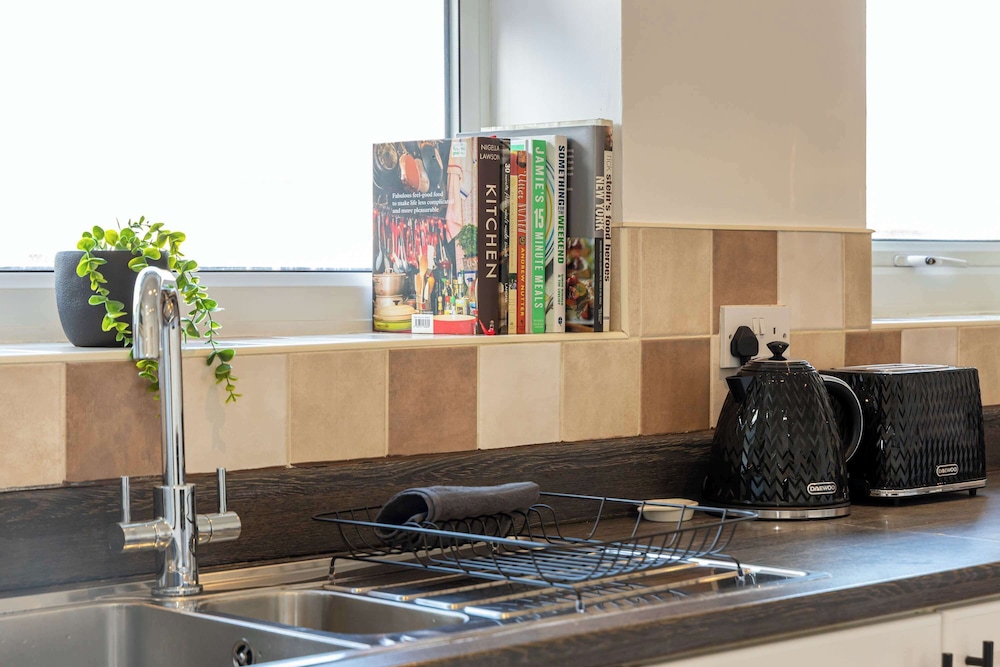 Spacious Apartment Near MCR Airport