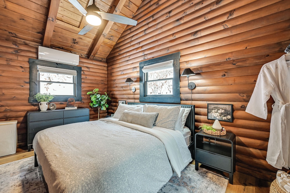 Peaceful Cabin w/ Hot Tub in Dundee: Dogs Welcome