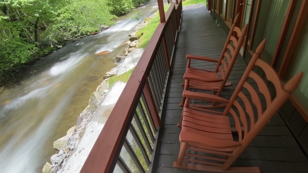 Smoky View Cottages & RV Resorts