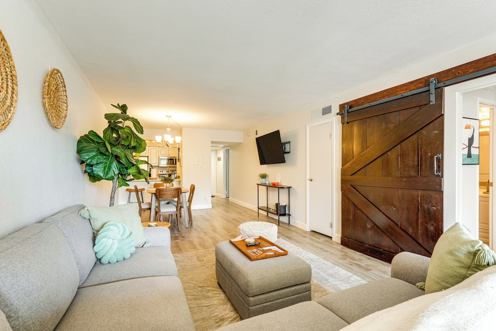 Walkable Old Town Scottsdale Condo: Pool & Hot Tub