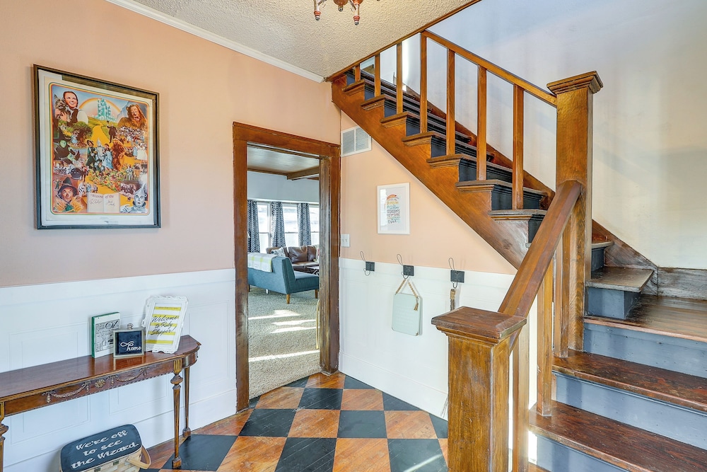 5 Mi to Marion Reservoir: Wizard of Oz-themed Home