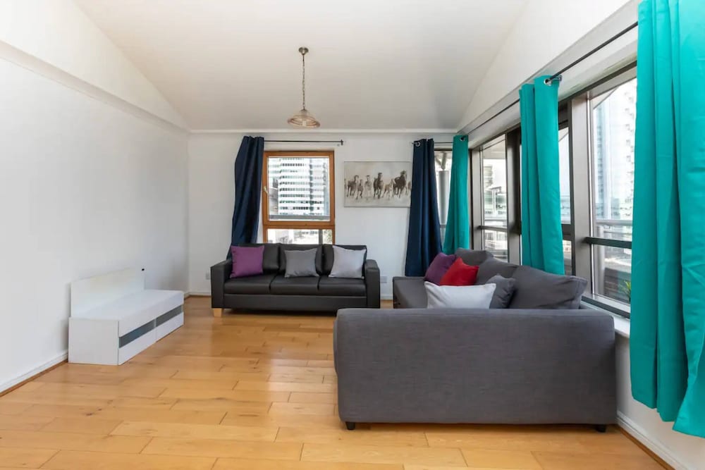 Top Floor 1BD Flat With Balcony - Isle of Dogs