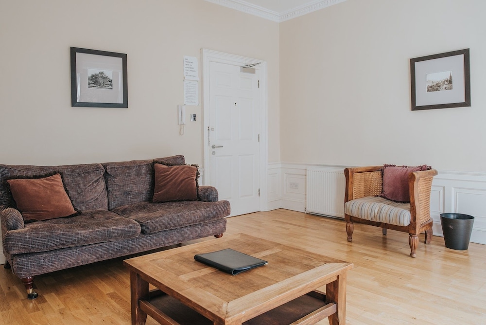 Reizand Apartments, Young St