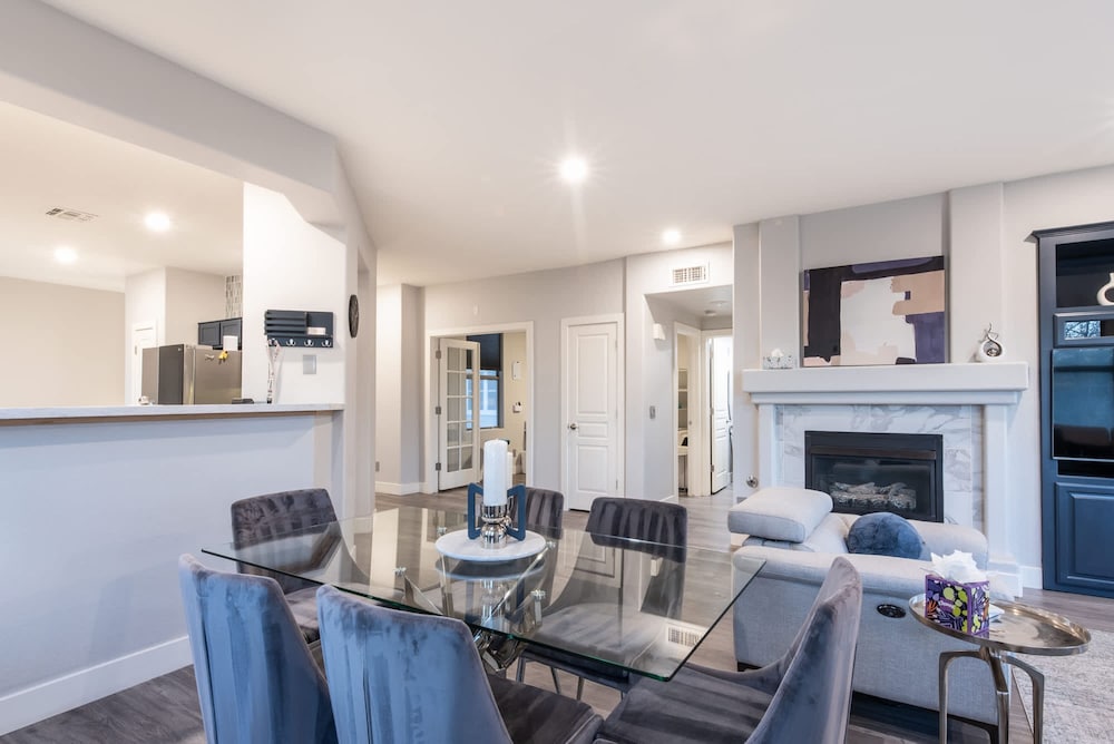 Lux Scottsdale Condo Overlooks 9th Hole Near Golf