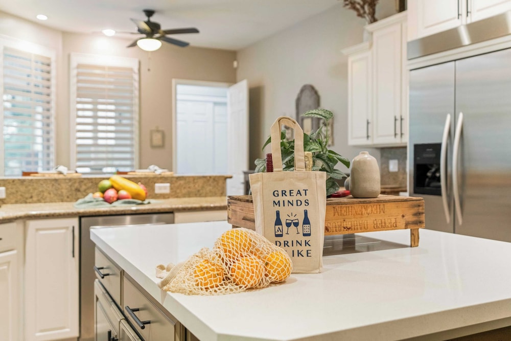 41 Palms Estate by Avantstay Indoor Pickleball, Pool, Hot Tub, Outdoor Kitchen