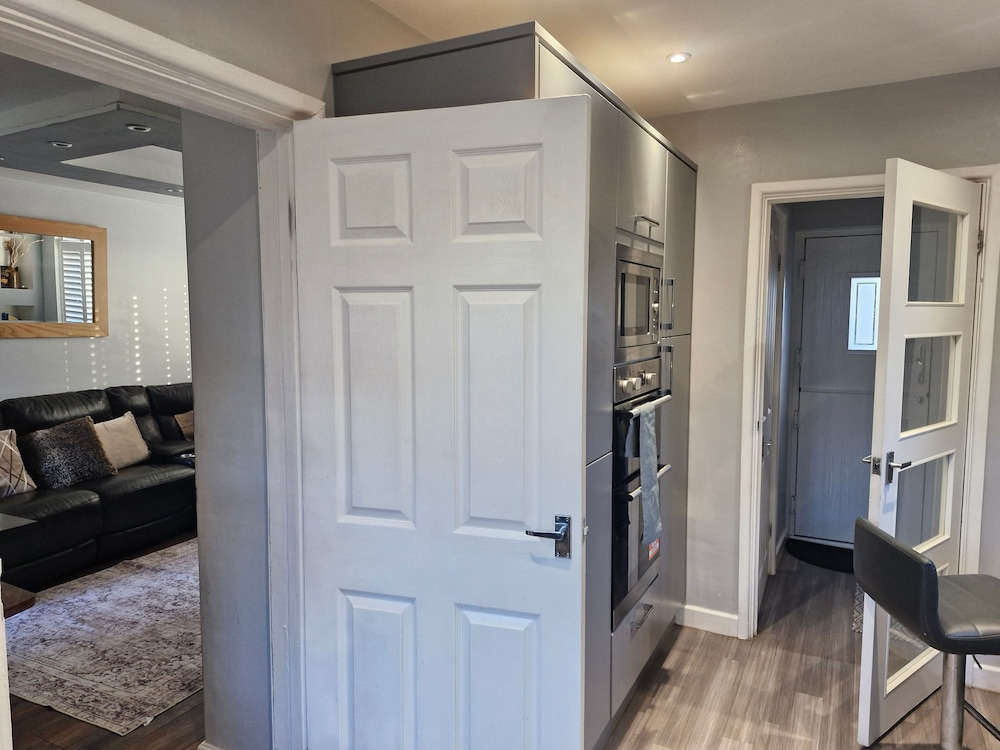 Beautiful Wythenshawe Home Near Airport With Garden & Parking Sleeps 5