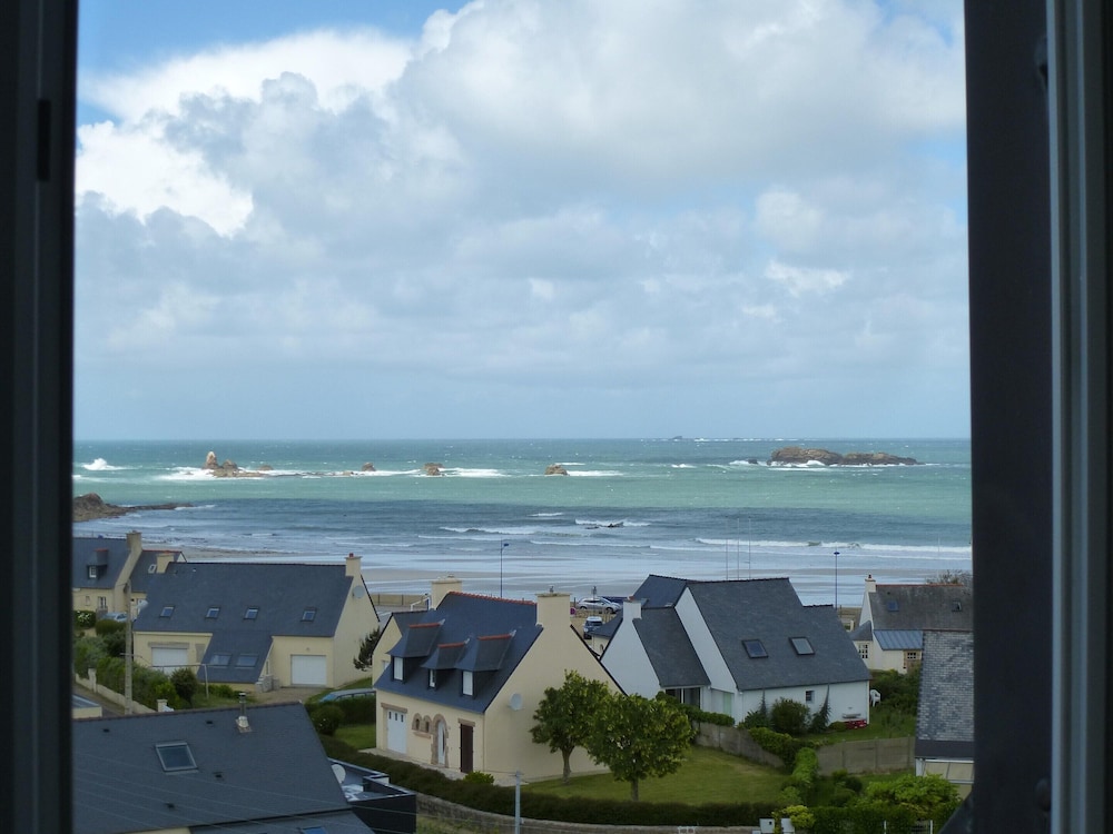 Pretty Apartment With sea View in Primel
