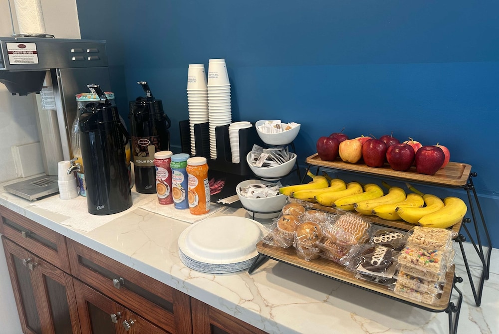 Super 8 by Wyndham Oceanside Downtown