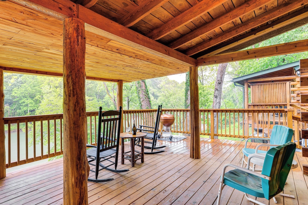 Deck & Views: Little Red River Retreat!