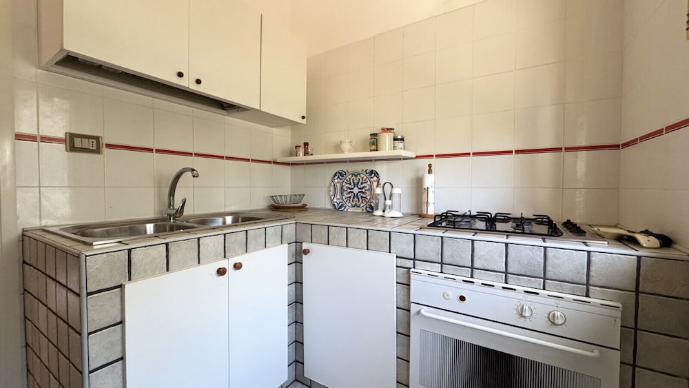 Villa Ulivo Sleeps 7 Garden Close to the sea