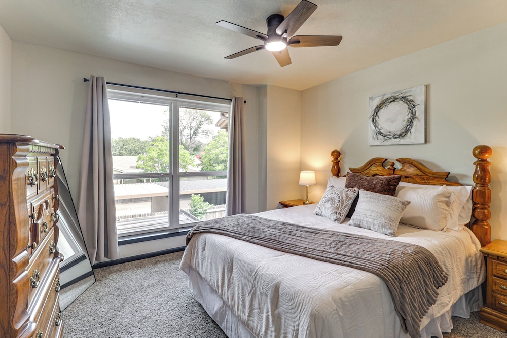 5 Mi to At&t Stadium: Townhome w/ Community Pools!
