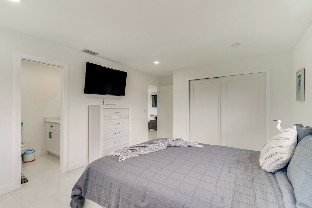 Swim, Golf & Explore: Pet-friendly Cape Coral Home