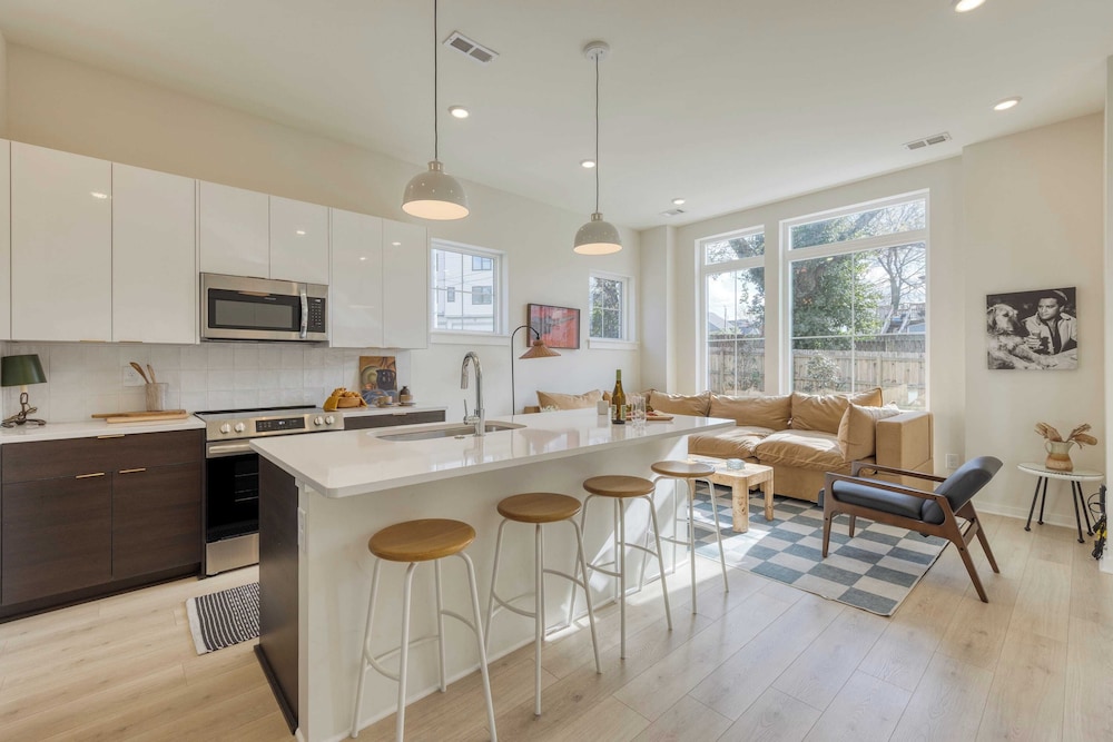 2 New Townhomes w/ Balcony, Mins to Broadway, Sleeps 16 98 Degrees & The Stage