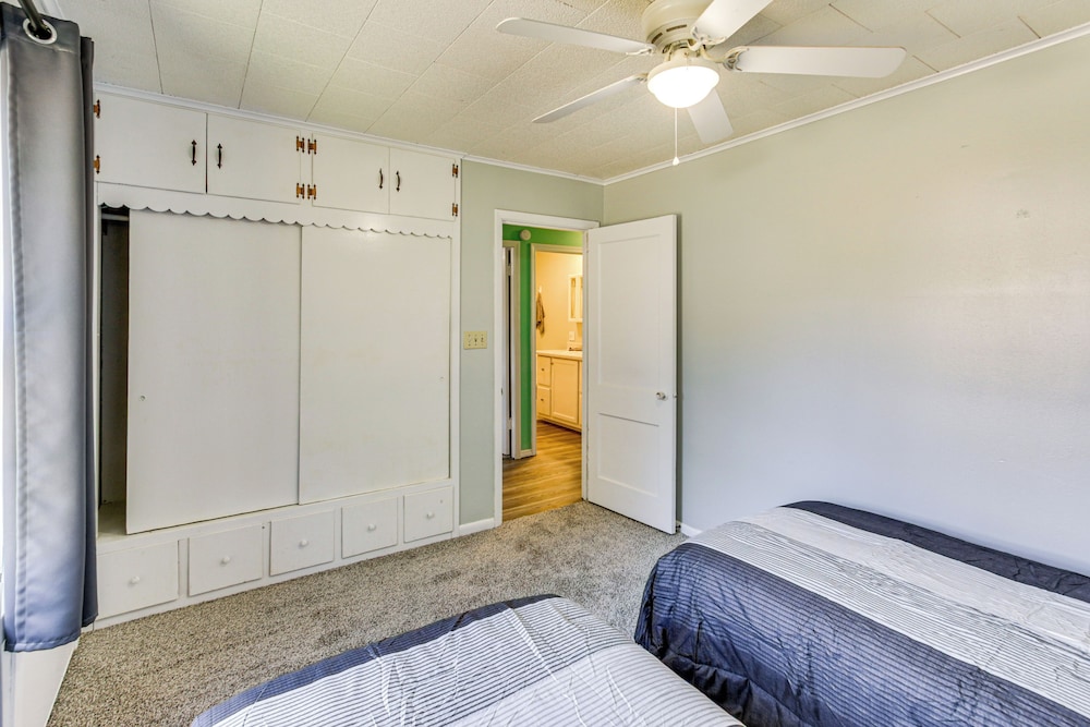 2 Mi to Phillips 66 Refinery: Home w/ Yard