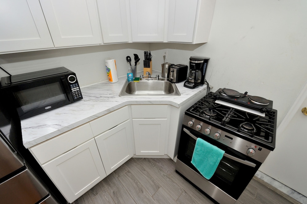 Charming UES Studio Walk to Subway Central Park