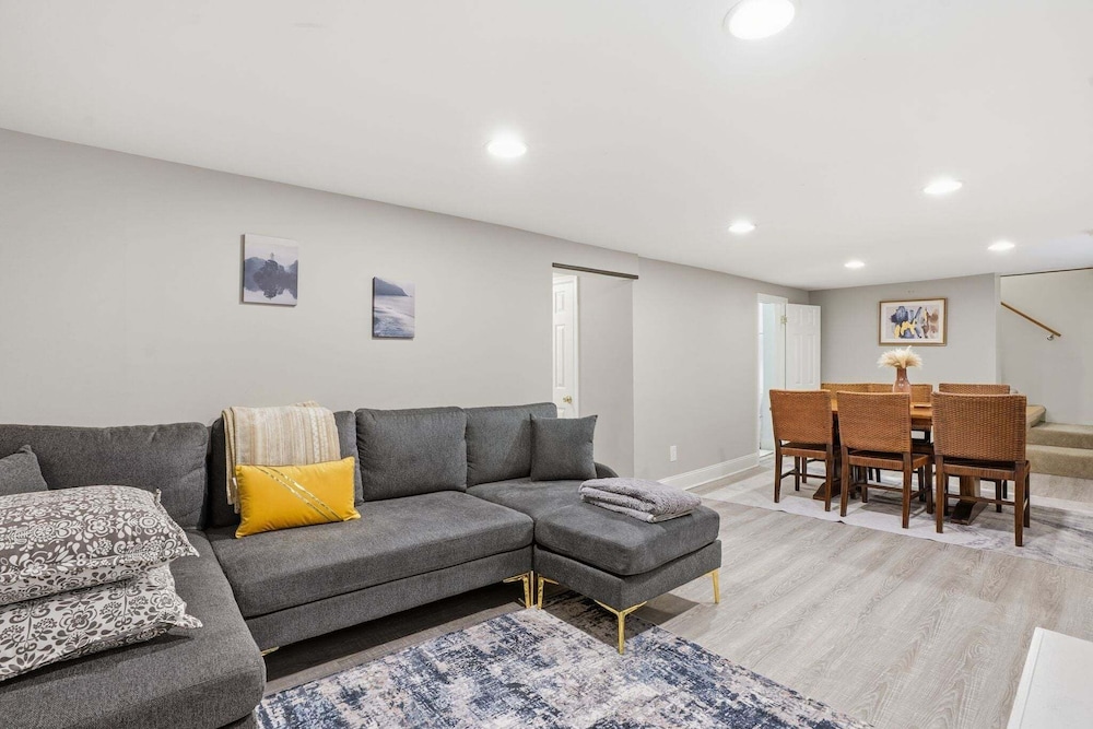 Dc Area Bungalow Near Shops And Dining 3 Bedroom Home