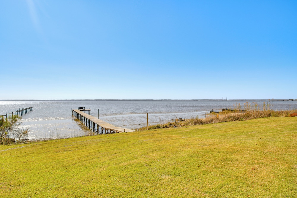 Private Patio & Hot Tub: Bayside Home in Pace!