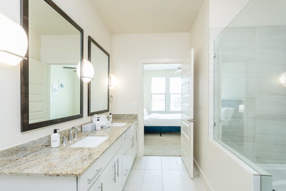 Renew Tanglewood 3-bedroom in Uptown Houston