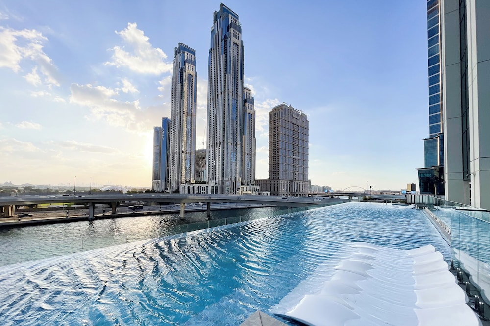 SIMPLY COMFORT Missoni Top Floor with Sea, Canal and Burj Khalifa Views