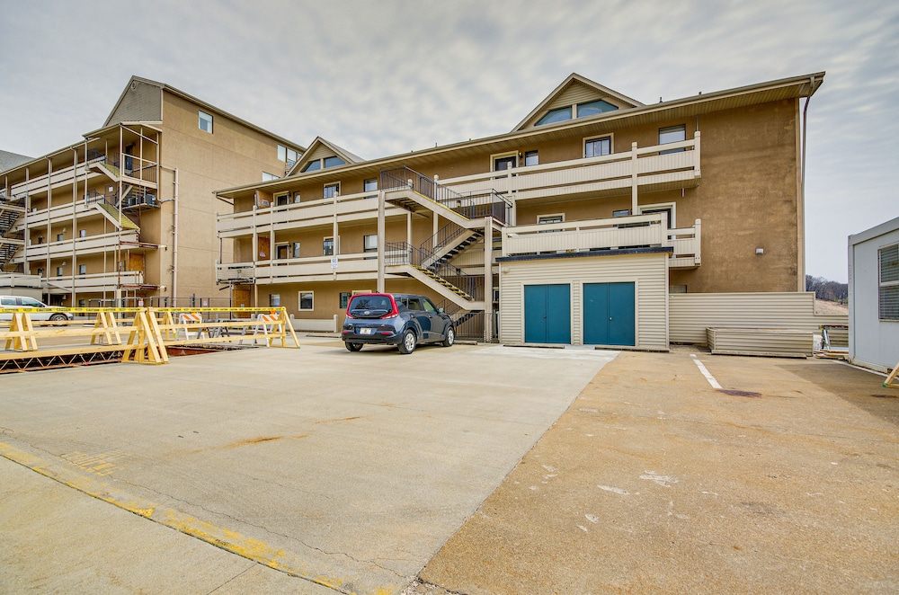 Lake of the Ozarks Condo w/ Community Pool
