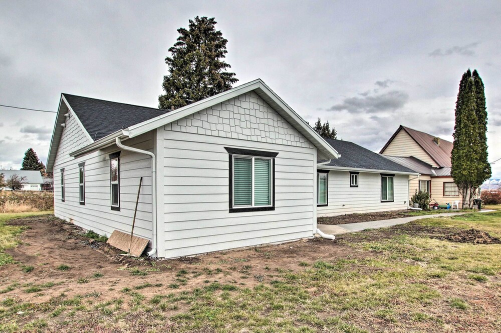Cozy + Chic Abode ~ 11 Mi to Bloomington Lake view 4