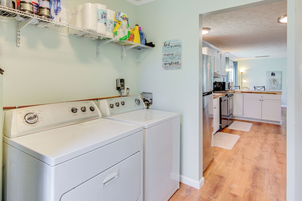 6 Mi to Blue Ridge Parkway: Home w/ Deck & Views!
