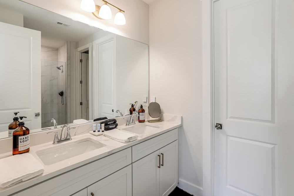 3 Mi to Ole Miss, New Build: Inviting Townhome!