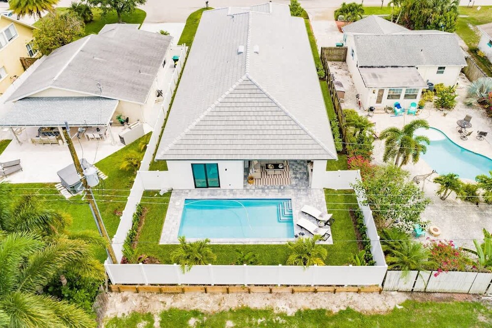 Luxurious Naples 4BR w Pool by Vanderbilt Beach