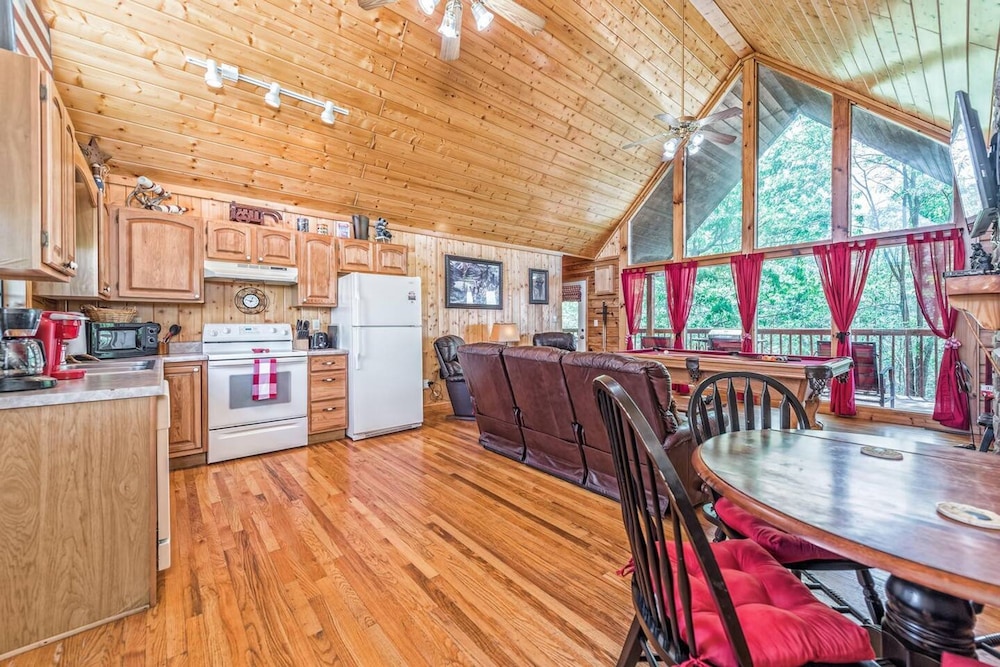 Smoky Mtn Lux Cabin Hot Tub Pool Views
