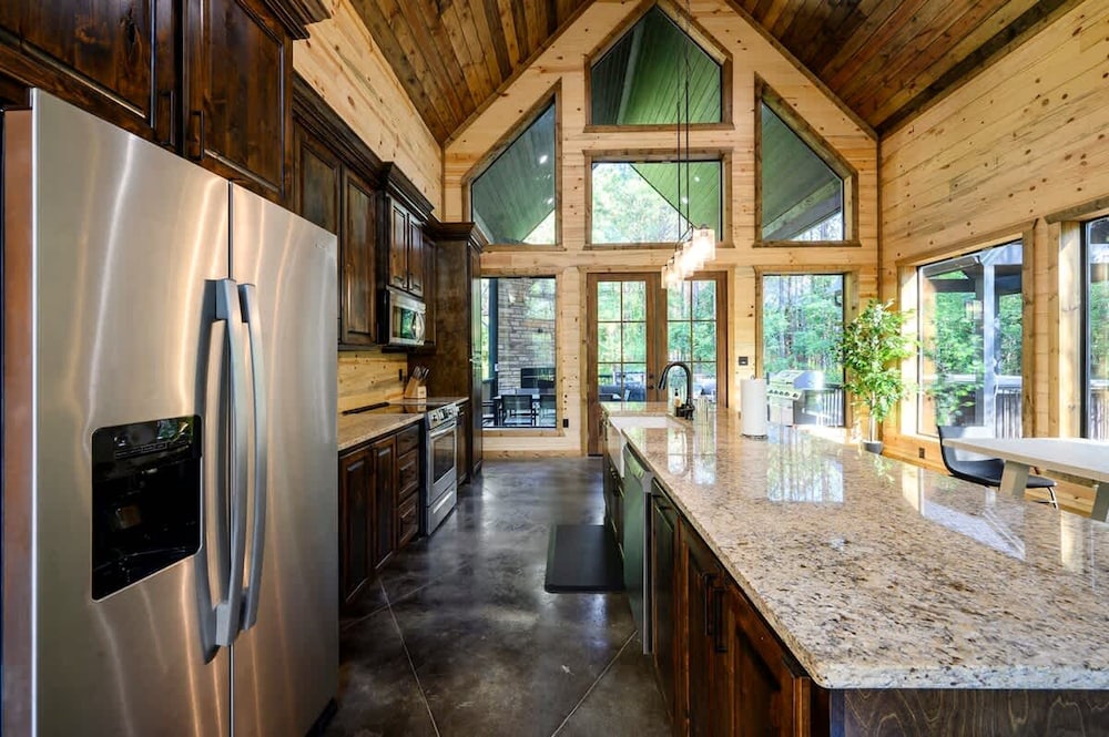 Luxurious Bright Modern Broken Bow Dream Retreat