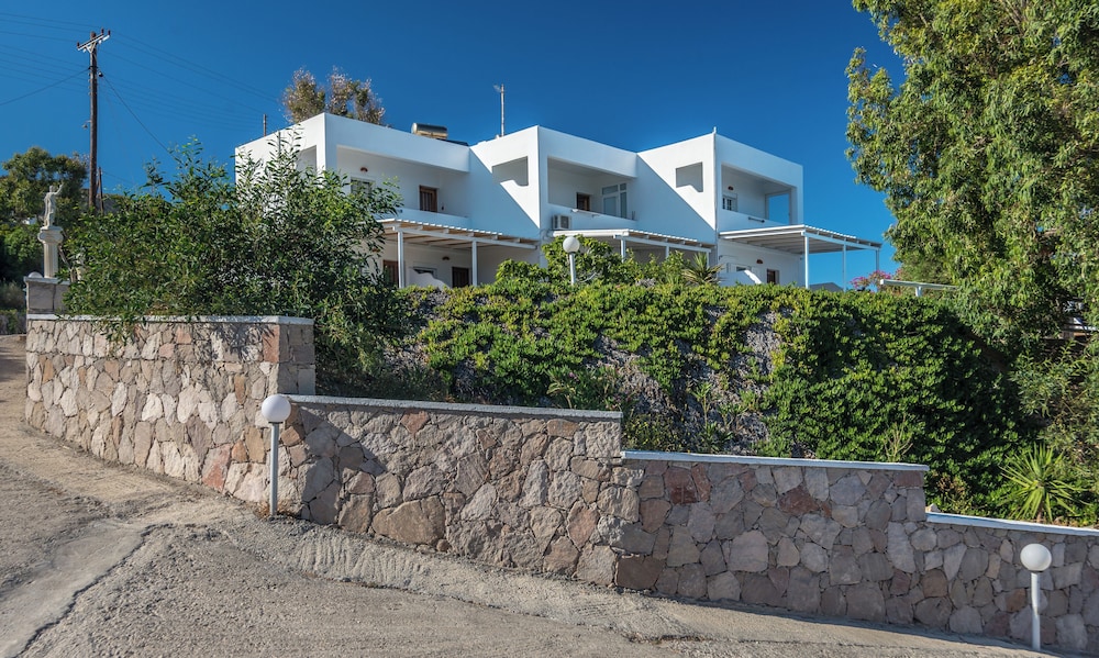 GIOURGAS STUDIOS & APARTMENTS