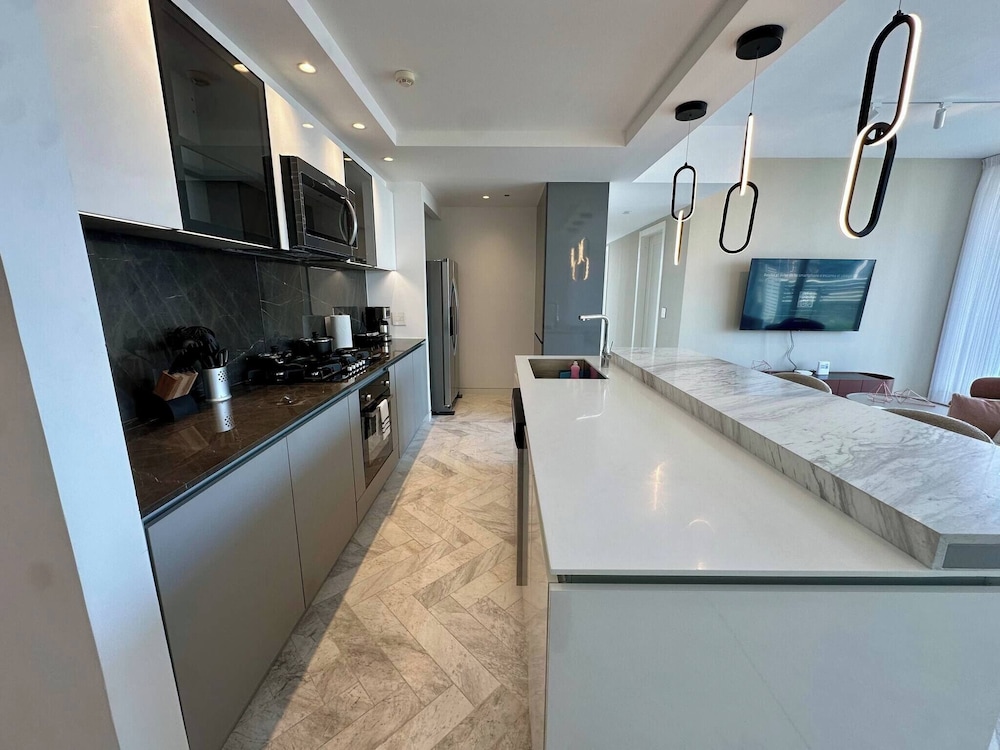 Luxury apt in Panama City 2 Rooms 3 Baths & Office