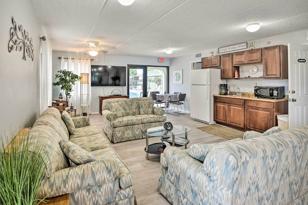 Walk to Ocean: Daytona Beach Shores Condo w/ Pool!