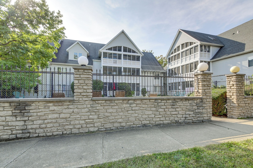 3 Mi to IU: Dog-friendly Condo w/ Pool Access!