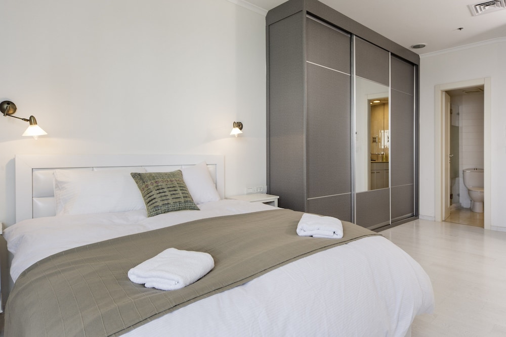 Luxurious 90sqm 2BR Beach Front view 5