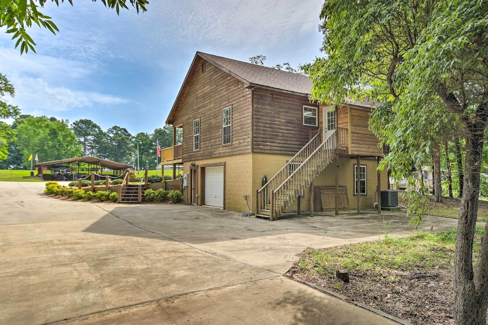 Quiet Tignall Getaway Near Lake w/ Boat Dock view 4