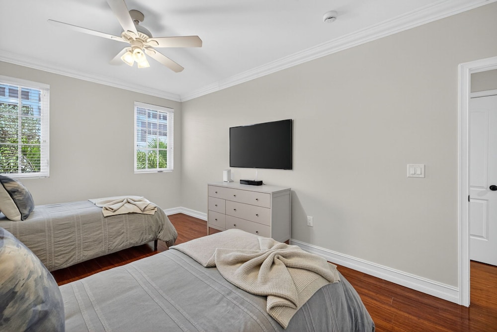 New Daisy Elegance Townhouse Steps From The Beach