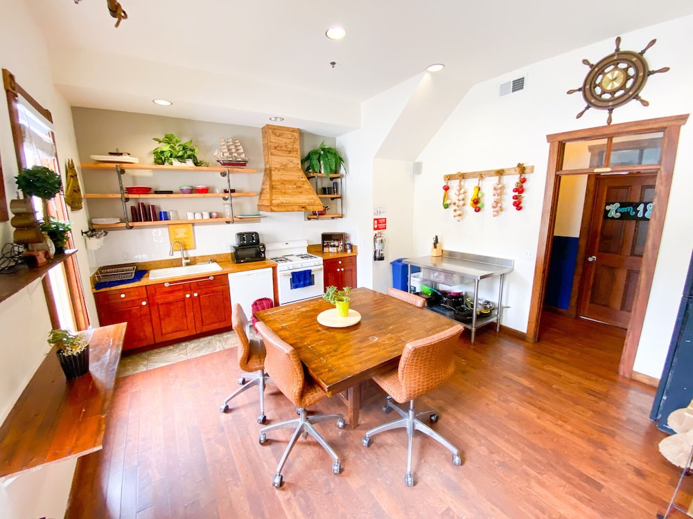 International Travelers House Hostel \- Downtown San Diego Little Italy.